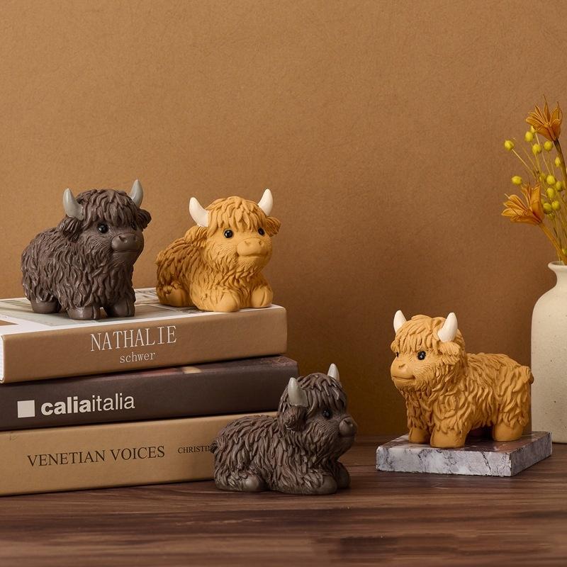 Niedliche schottische Hochlandkuh Harzstatue Simulation kleine Kuh Ornament Handwerk nordische Heimfestdekoration Geschenk Ornament