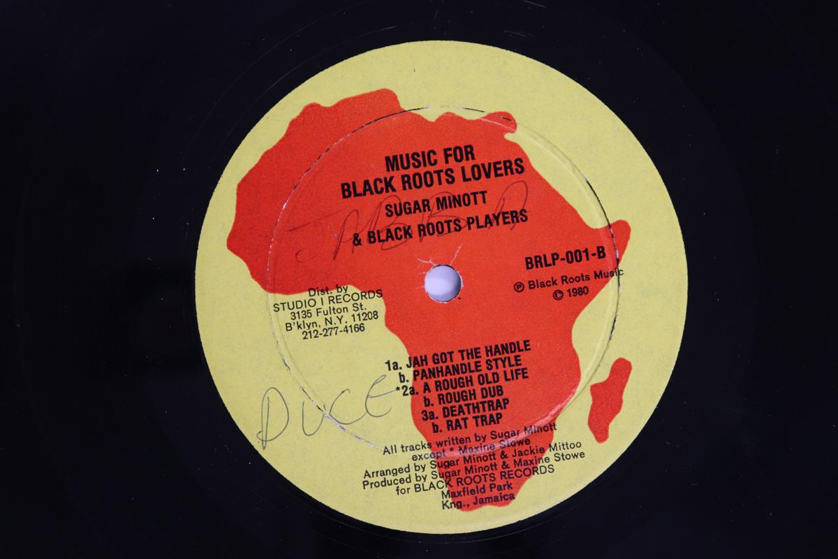 

Виниловая пластинка SUGAR MINOTT, BLACK ROOTS PLAYERS - Music For Black Roots Lovers BRLP001 BLACK ROOTS 1980 США Регги, Ска и Даб Б/У