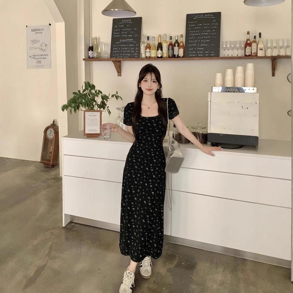 Black Retro Floral Square Neck Midi Dress with Waist-Hugging Fit and Short Sleeves