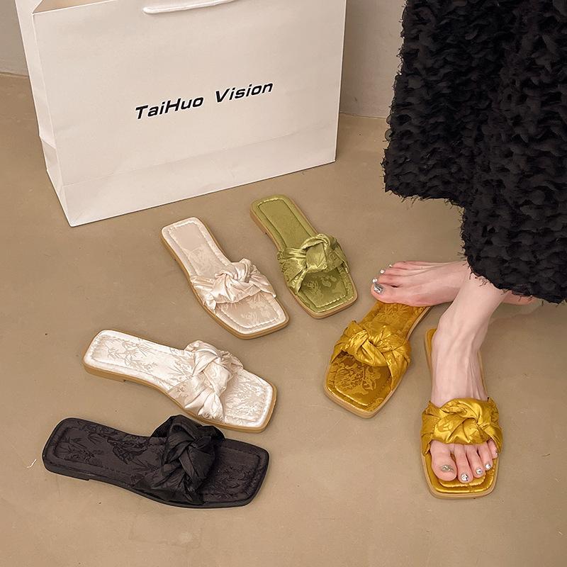 Flat-bottomed one-word slippers women's versatile slippers outer wear 2025 summer new French sandals fairy wind cool slippers