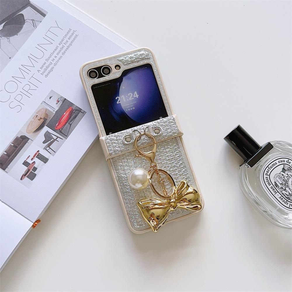 

Чехол из кожи с текстурой из шелковой нити и золотыми подвесками-бантиками для Samsung Galaxy Z Flip 6 5 4 3, защитный чехол с жестким шарниром Galaxy Z Flip 3