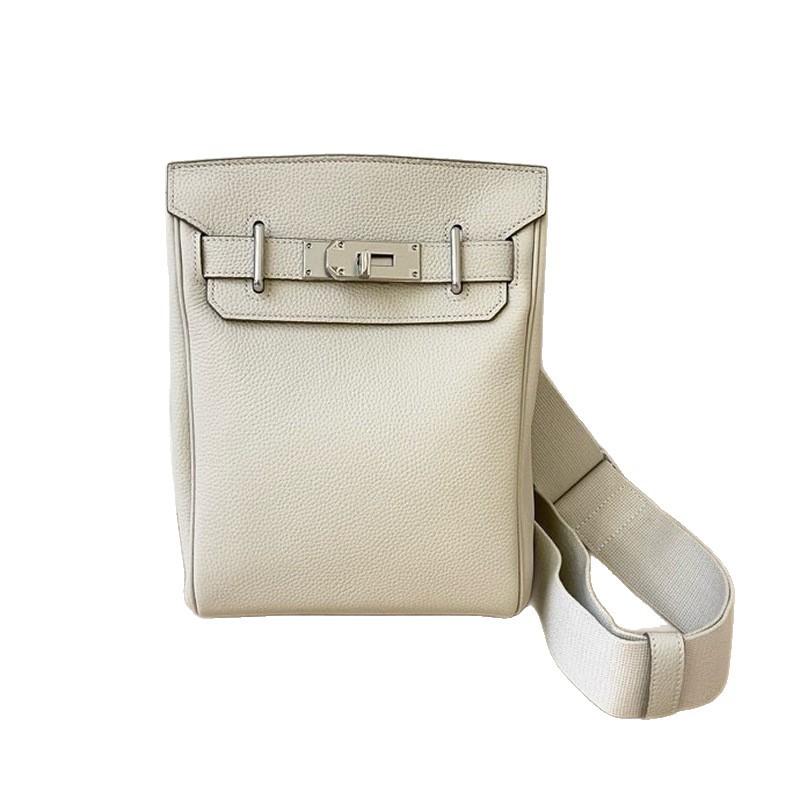 26 Neue erste Schicht Rindsleder Togo quadratische Schlüsselloch Brusttasche Unisex Leder Bauchtasche schräg über Körper tragbare Umhängetasche modisch Rücken