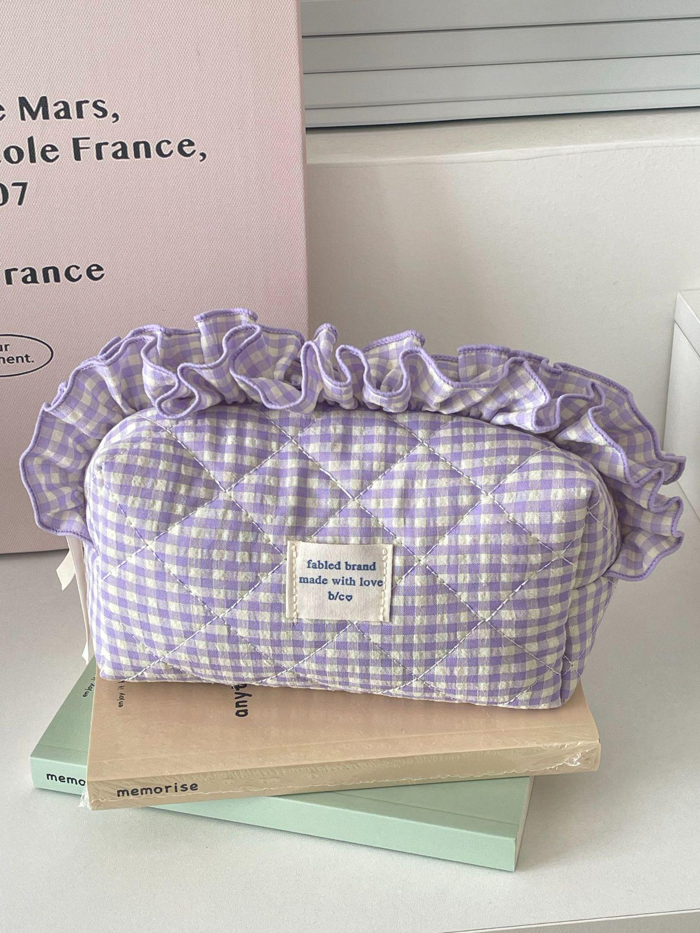 

Косметичка Berry Lace Travel: Вместительное, стильное, портативное хранилище для косметических средств и карандашей для бровей.