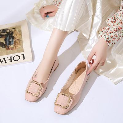 Chaussures simples à bouche peu profonde polyvalentes pour femmes 2025 semelle souple bout carré chaussures Doudou plates rouges chaussures de mariage nouvelle tendance de la mode printemps et automne