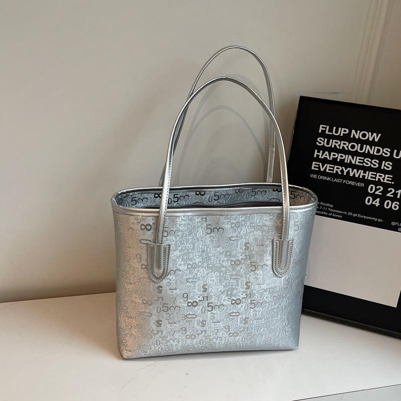 

Сумка большой вместимости женская 2025 лето новая простая в иностранном стиле высокоценная портативная на плечо сумка-тоут для поездок серебряный