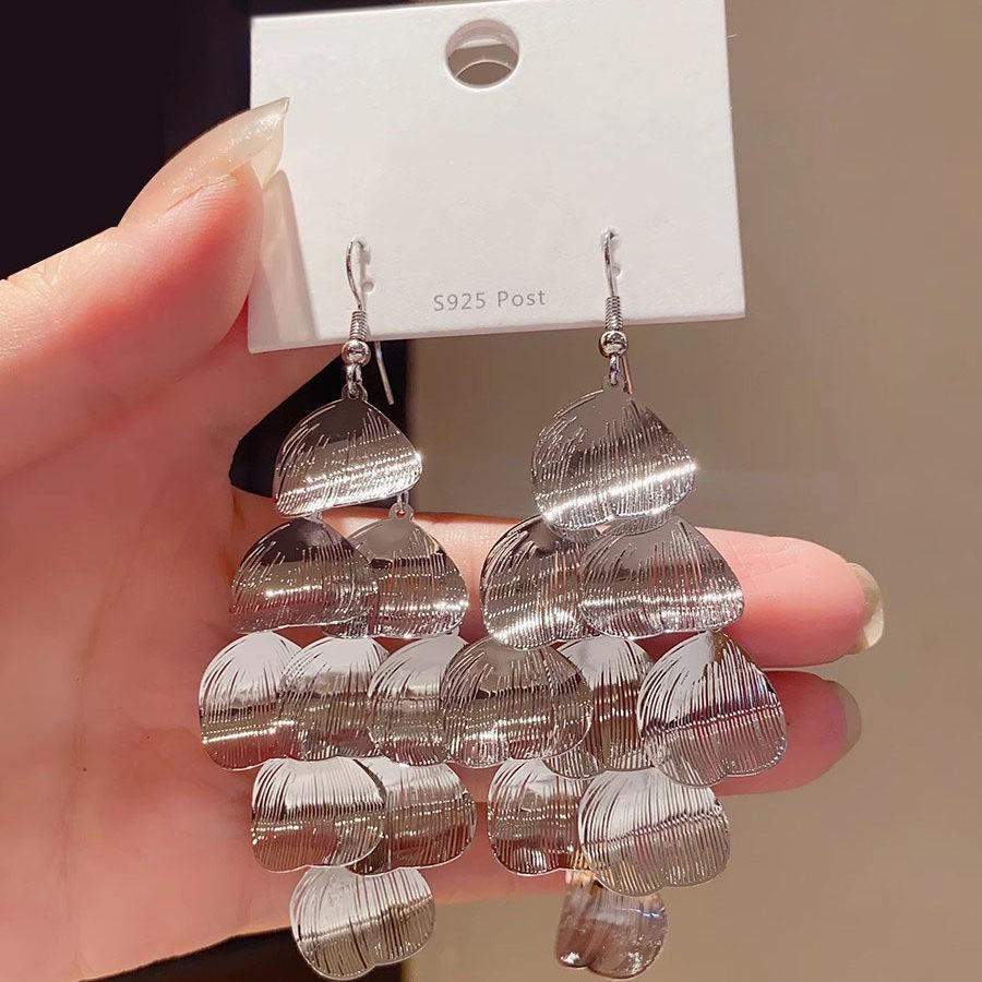 Silberne Strass Quasten Ohrringe: Übertriebenes Blumendesign für einen stilvollen Look.