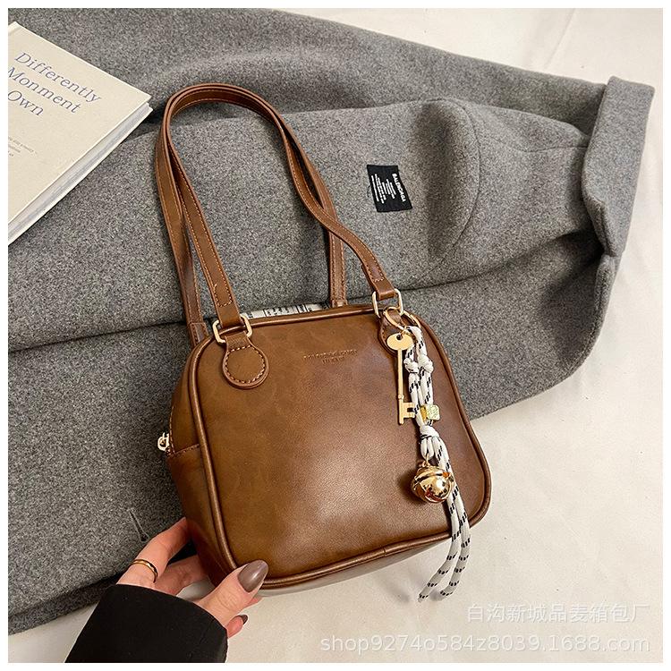 

Underarm bag women s large capacity 2025 new autumn and winter niche design retro shoulder handbag commuter small square bag