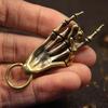 Mini Kreative Messing Schädel Hand Statue DIY Schlüsselbund Halskette Tasche Anhänger Vintage Reinem Kupfer Dekoration Ornament Lustiges Spielzeug Geschenk