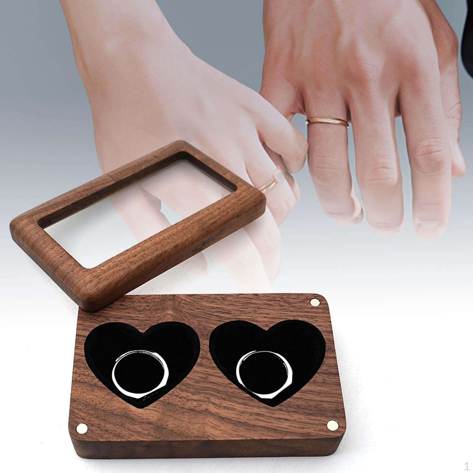 

Коробка для колец с двойным сердечком и держателем для помолвки в удобном корпусе с гравировкой B