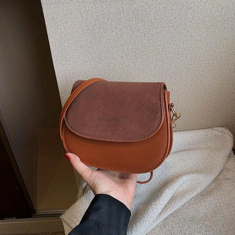 

Retro fashion commuter texture shoulder messenger bag women s 2024 autumn and winter new Korean version simple casual small square bag коричневий