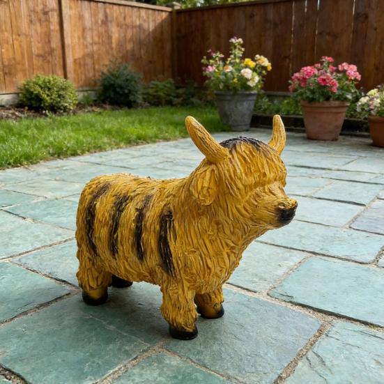 Beleuchtete Hochlandkuh-Statue Harz Tier-Skulptur mit LED-Lichtern Rustikale leuchtende Hochlandkuh-Figur für Bauernhaus Veranda Garten Rasendekoration