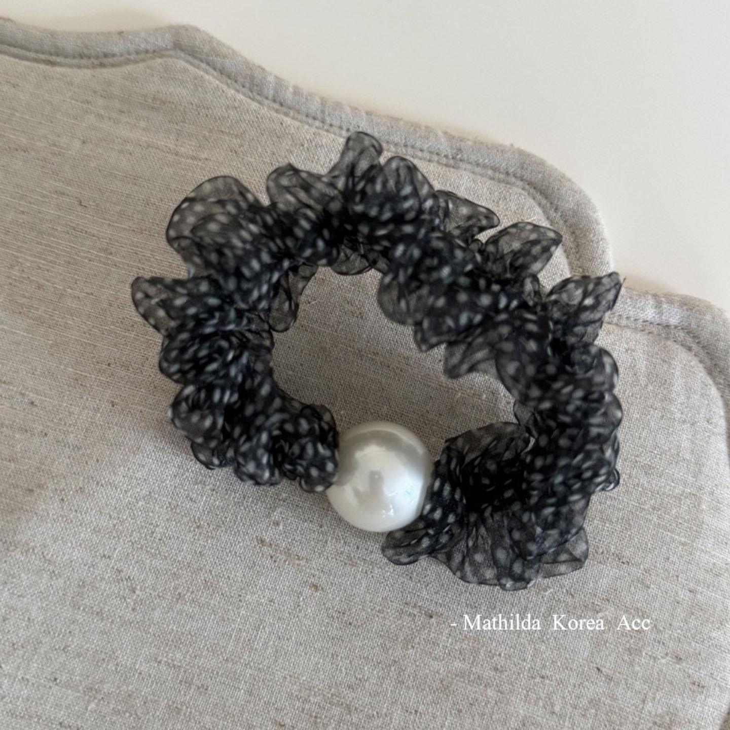 Элегантная французская резинка-скранчи в горошек с жемчугом: Прочный, эластичный аксессуар для волос