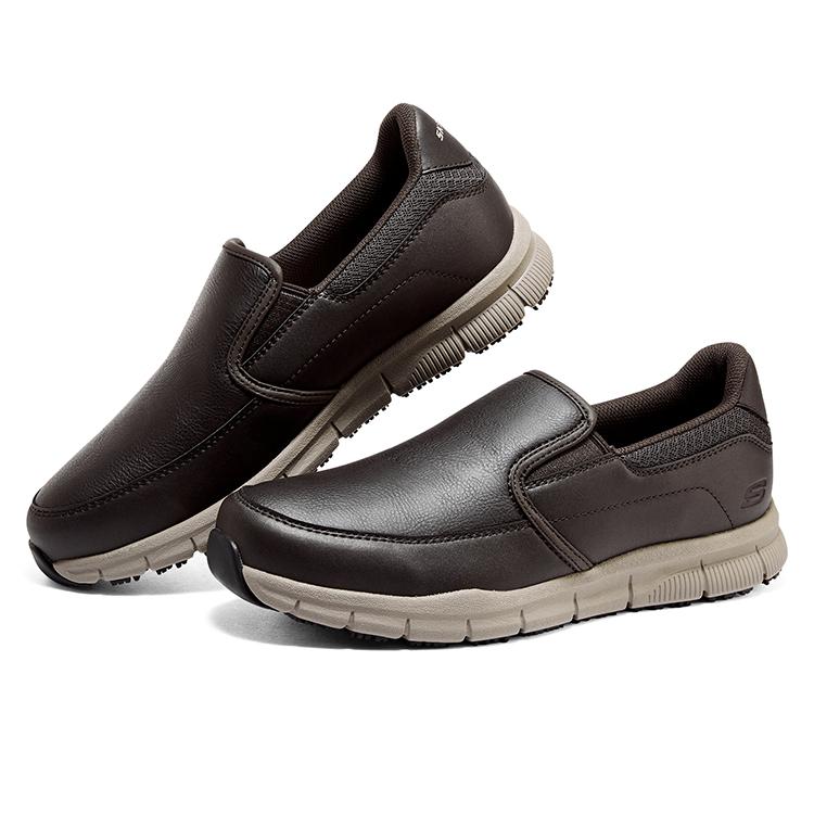 Skechers Entspannte Passform Arbeits-Slip-On Business Weiche Sohle Pendler Synthetikleder Sportlicher Komfort Niedrig geschnitten Freizeit-Schuhe Herren Sneaker Schokolade 77157-CHOC