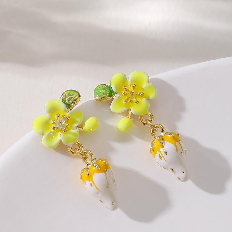 

Super fairy sweet temperament pastoral style enamel dripping oil strawberry flower earrings high-end light luxury niche personalized earrings