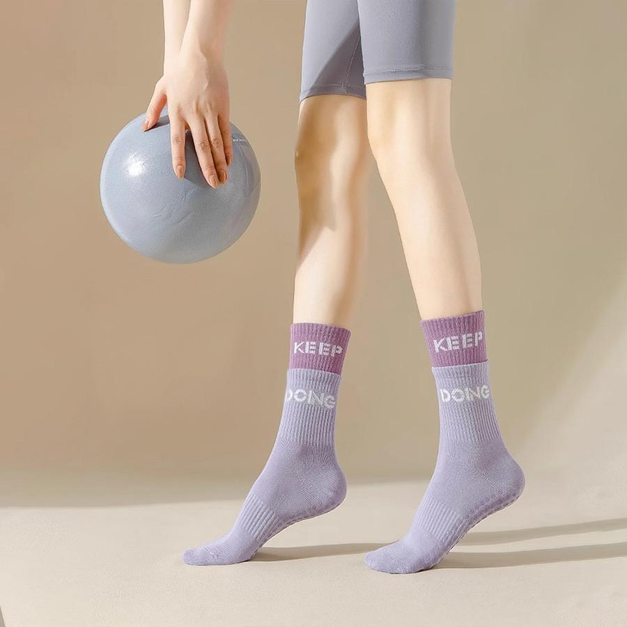 

High Elasticity Yoga Socks Sports Jumping Exercise Anti-Slip Mid-Tube Fitness Sweat-Absorbent Pilates Socks Breathable Strong Wrapping One Size фиолетовый