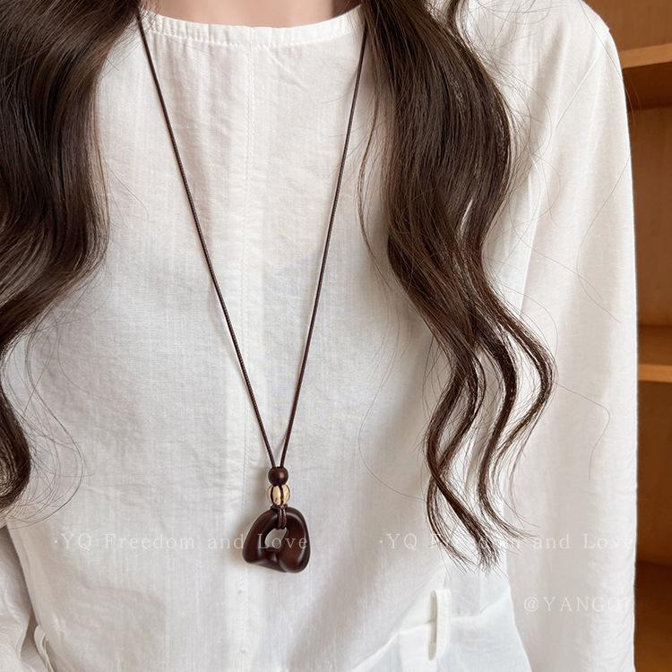 Vintage nieregularny naszyjnik z wisiorkiem - kolor kawy, damski, na długim łańcuszku, dodatek do swetra