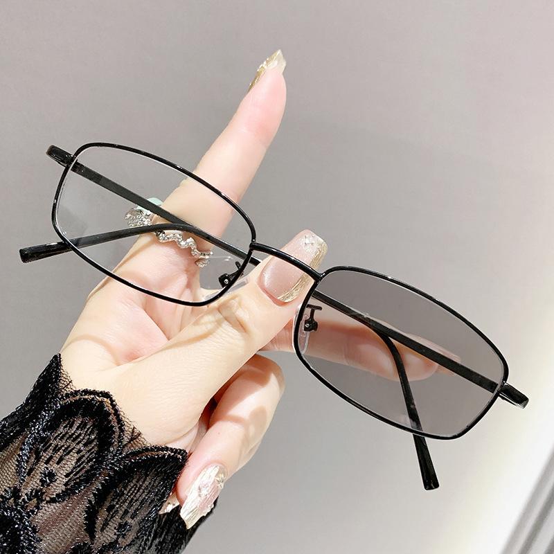 Photo-sensitive Gray-scale Small Frame Fashionable Anti-blue Light Glasses High-end Color-changing Near-sighted Glasses 026