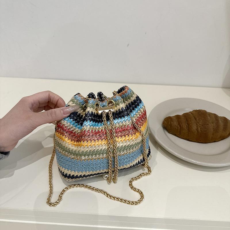 Modische ethnische Stil Stroh gewebte Eimer Tasche Damen Tasche Sommer Neu Kontrastfarbe Umhängetasche Trendige Kette Umhängetasche