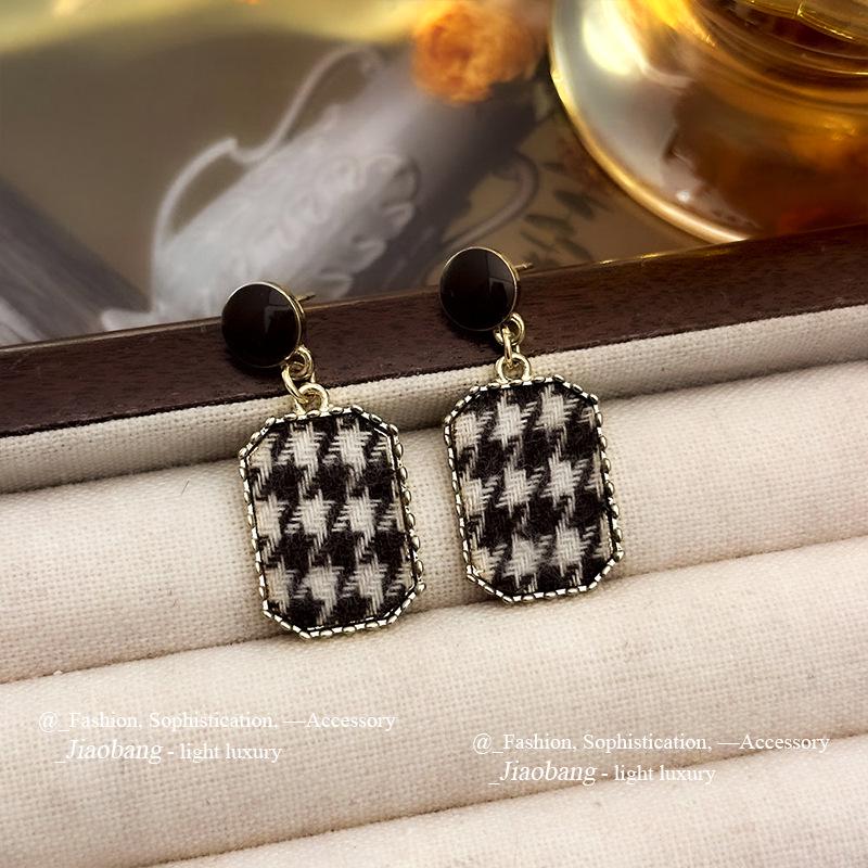 Elegant Black & White Plaid Earrings: Korean Style Versatile Studs, Trendy, High-Quality, Cool Women's Ear Jewelry