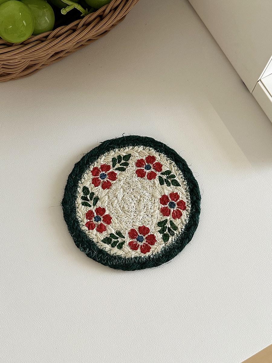 Retro Handmade Jute Coaster - Water-Absorbent Heat-Resistant Mat for Christmas Dining Table.