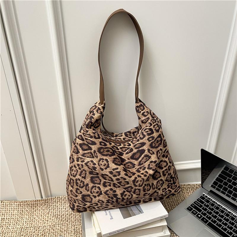 Modern Tote Bag With Special Material Large Capacity For Daily Commute And Street Style