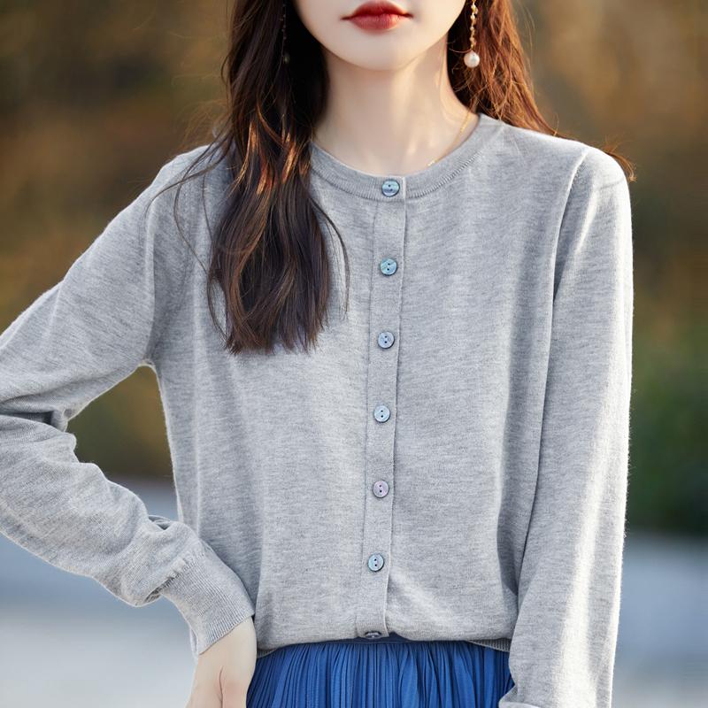 Leichte Strickjacke für Damen aus 50 % Wolle und 50 % Maulbeerseide – vielseitige Strickware für 4 Jahreszeiten für ganzjährigen Komfort und Stil