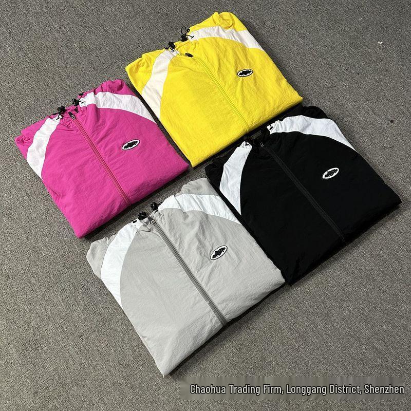 Corteiz Devil's Island Patchwork Windbreaker Softshell Kapuzenjacke für Damen & Herren - Trendiger Bergsteiger-Mantel.