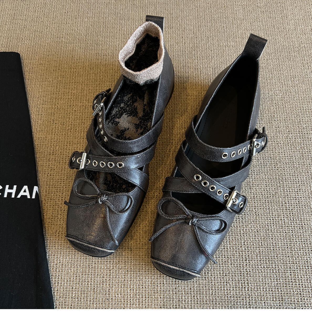 

Версия из овчины 2025 новые туфли Мэри Джейн с носком-пяточком в стиле ретро, балетки с квадратным носком, французские туфли с мелким вырезом и ремешком с пряжкой 34 чёрный