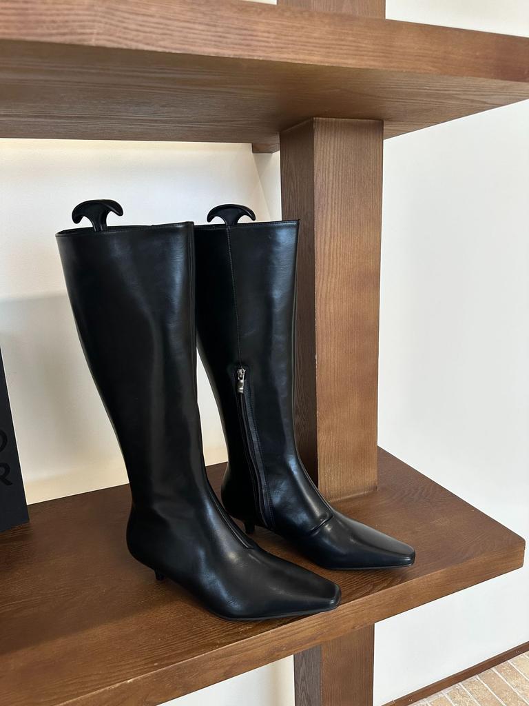 Retro boots 2025 spring new wide tube women's soft leather knight boots slim low heel but knee high boots