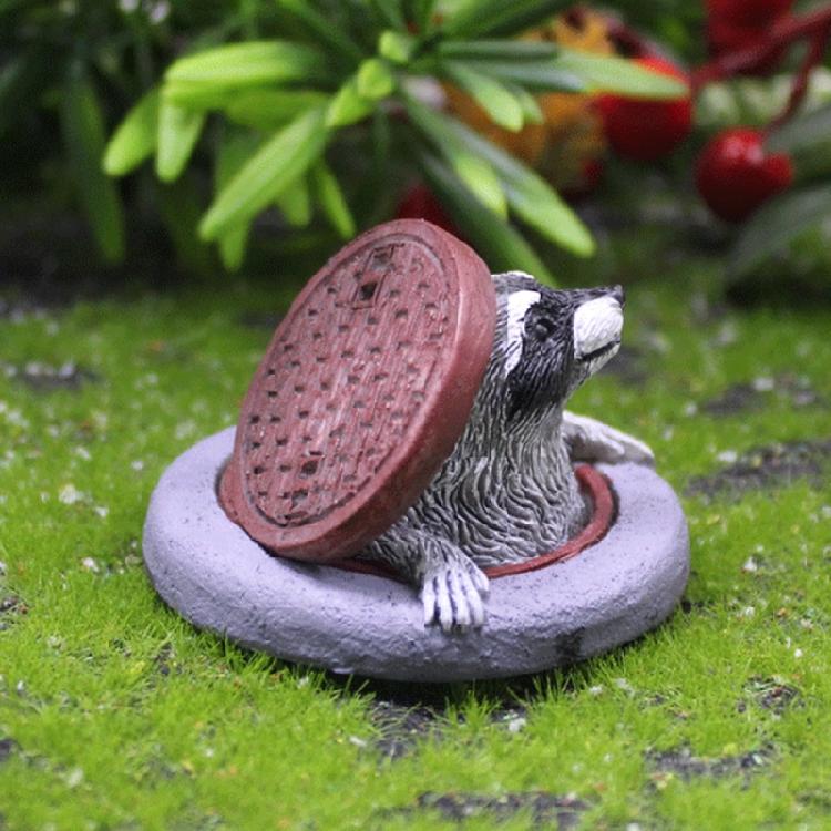 Cartoon Manhole Cover Raccoons Figurine Ornament Realistic Resins Animal Figure for Desk Shelf or Outdoor Garden Decors