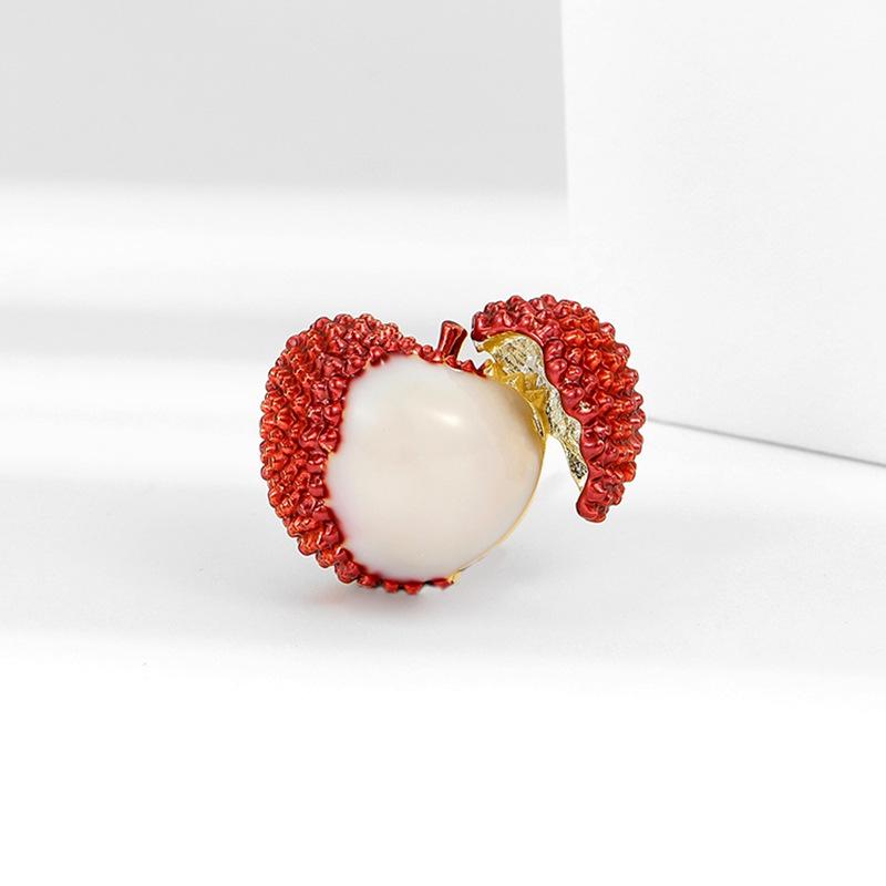 Broche Litchi Charmante: Design de niche mignon, boucle anti-exposition, broche cardigan élégante et unique pour femmes.