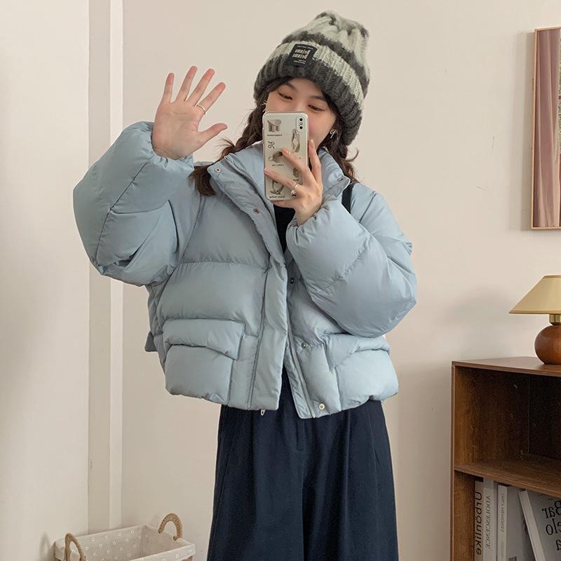 

Европейская короткая пуховая куртка женская 2025 зимняя мода дизайн со стойкой воротником чувство большие карманы утолщенная пуховая куртка из белого утиного пуха S небесно-голубой