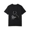 T-shirt girocollo bianca con gatto nero in felpa con scritta Okak, casual, streetwear, alla moda, unisex, ideale per tutti i giorni e per le uscite.