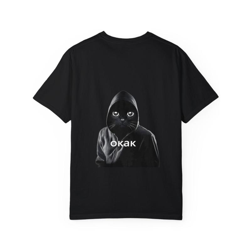 T-shirt girocollo bianca con gatto nero in felpa con scritta Okak, casual, streetwear, alla moda, unisex, ideale per tutti i giorni e per le uscite.