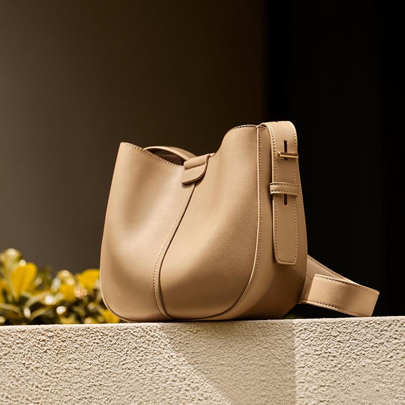 

2025 New Cowhide Bucket Bag Fashion Saddle Bag Single Shoulder Crossbody Women s Bag High-end Genuine Leather Commuter Underarm Bag Upper Width29CM*Lower Wid