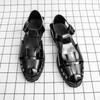 Sommer Neue Herren Gladiatoren Schwarz Weiß Lackleder Freizeitschuhe Atmungsaktive Strandsandalen Outdoor Hausschuhe Übergröße
