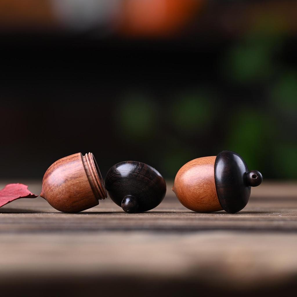 Přívěsek klíčenka Žalud a šiška z červeného santalového dřeva s otevíratelnou lahvičkou na přání