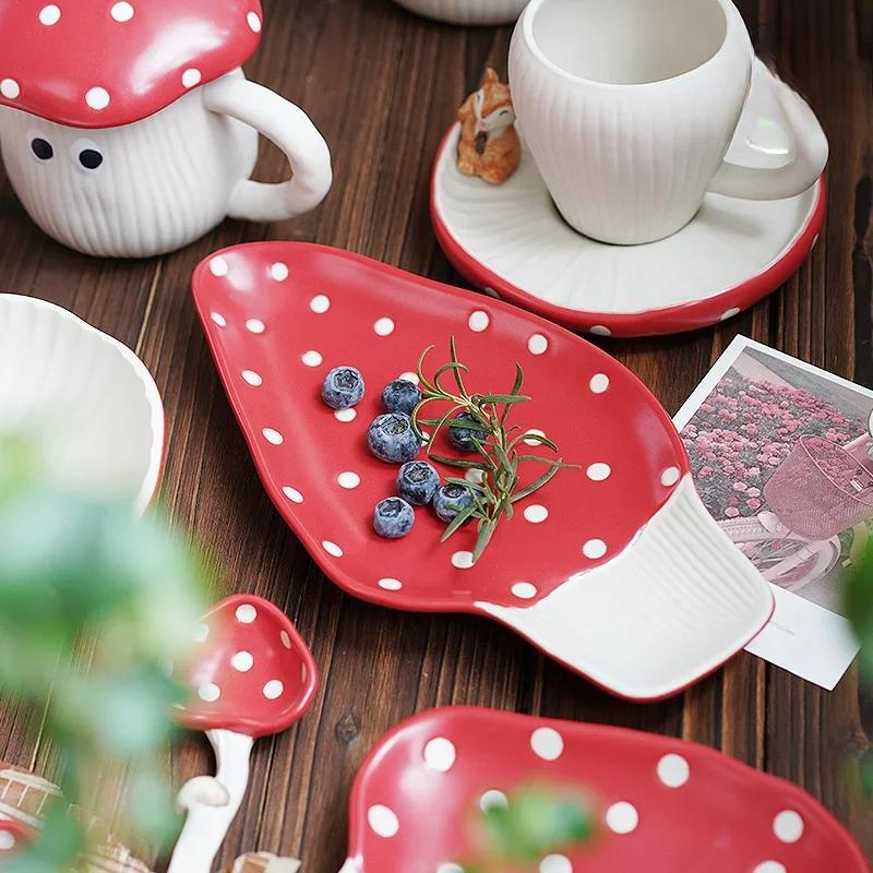 

Милая красная грибная керамическая посуда, кофейная чашка, набор для послеобеденного чая, креативная мультяшная кондитерская тарелка, миска для риса, салатница, обеденное блюдо