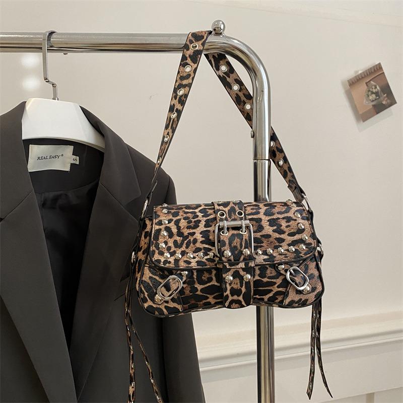 New shoulder messenger bag texture trendy cool spice girl rivet personalized design locomotive fashionable underarm baguette bag