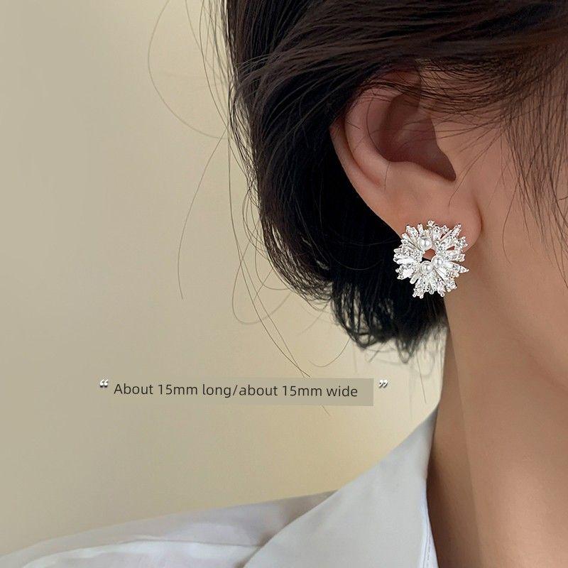 

[Xiangnan] 999 Silver Sun Flower Ear Studs Female Niche Style 2025 New Arrival Best Selling Fancy Pearl Earrings Earrings 999 silver needle sunflower earrings (two price)