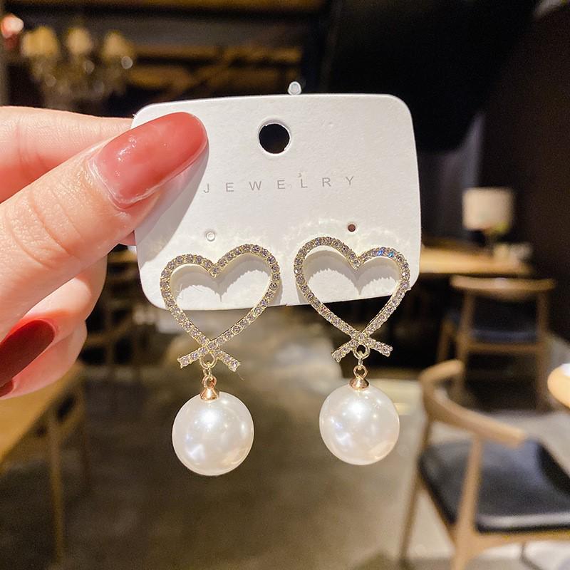 Boucles d'oreilles tendance haut de gamme en argent, cristal et perle 2023: Déclaration Exquise, Luxe Léger pour Femmes