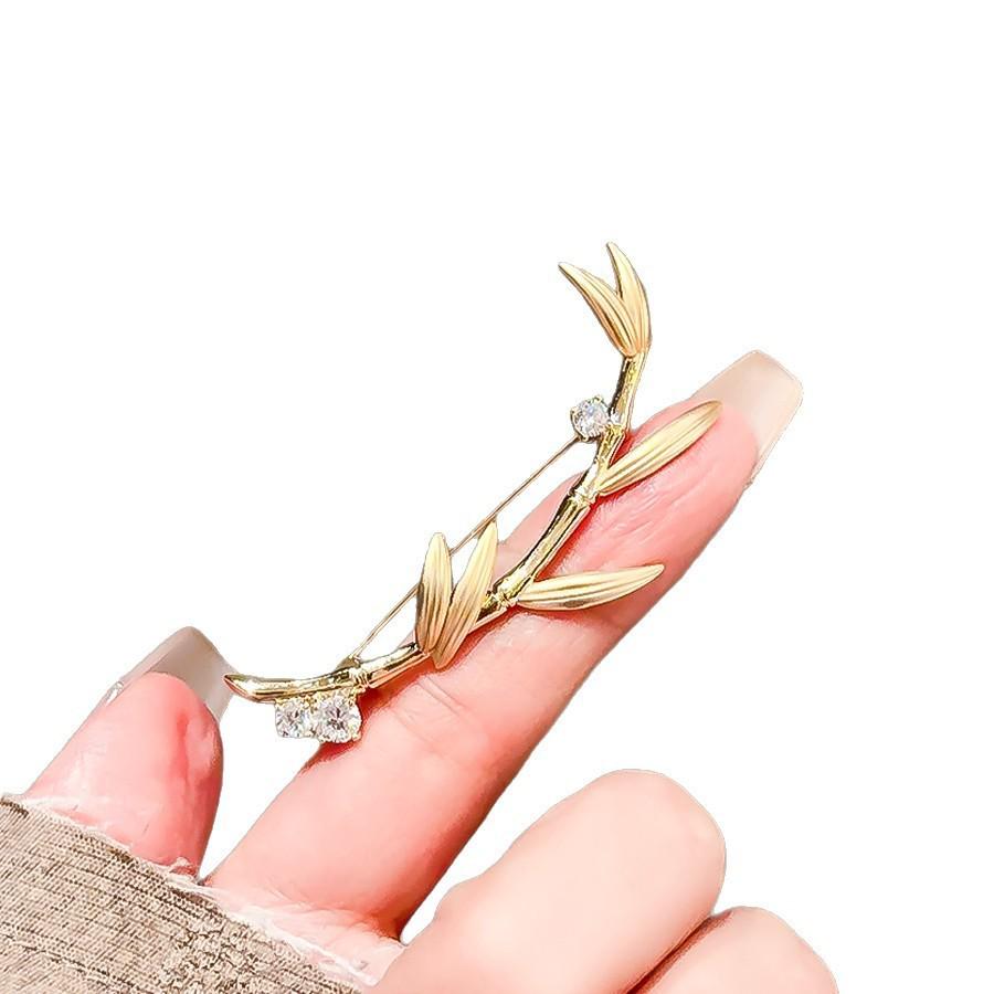 Elegant Gold Bamboo Leaf Brooch - Unisex Fashion Corsage Pin