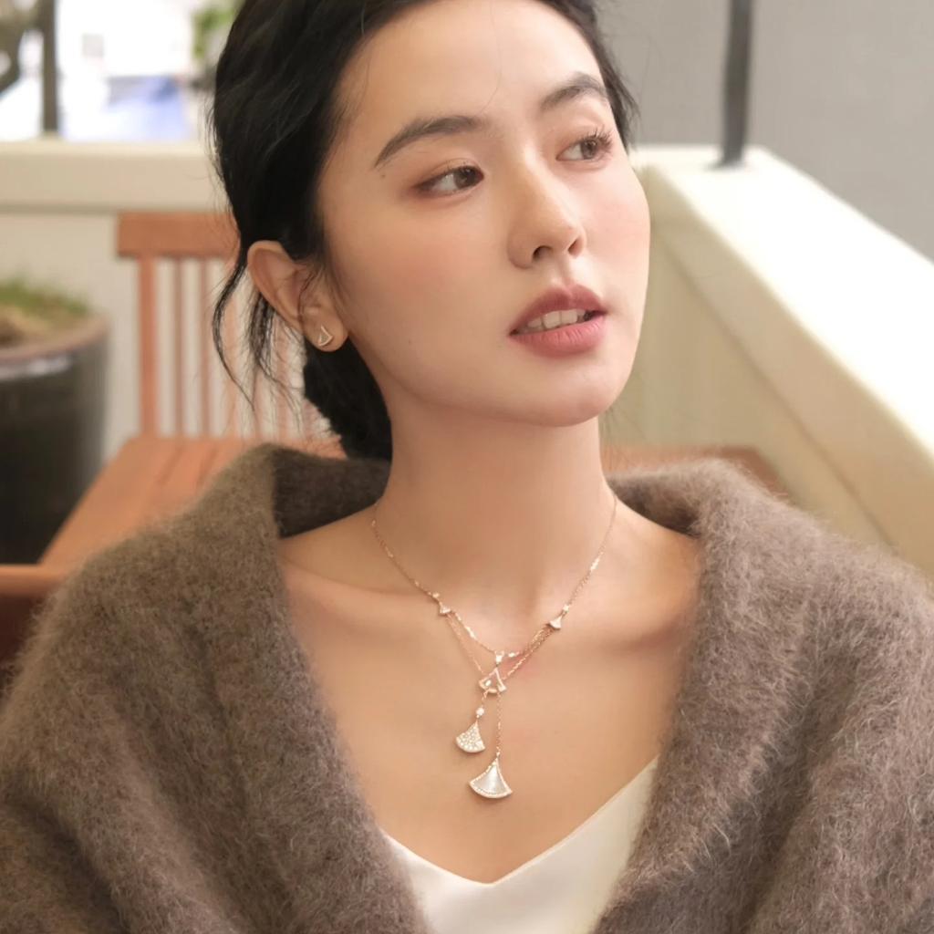 Elegant Women's Pendant Necklace – Timeless Sophistication