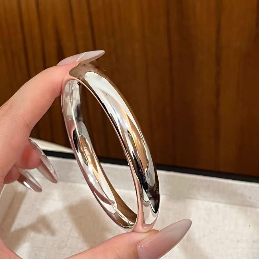 Glossy Round Bangle: Women's Versatile, High-End, Retro-Inspired Fashion Accessory Gift