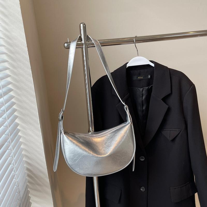 

Premium texture bag women s large capacity 2025 new fashion niche design shoulder messenger bag commuter dumpling bag No specification серебряный