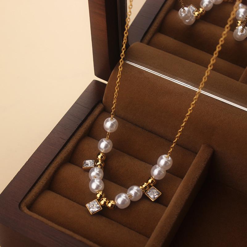 Elegant Women's T-Shaped Titanium Steel Necklace - Light Luxury Style Clavicle Jewelry