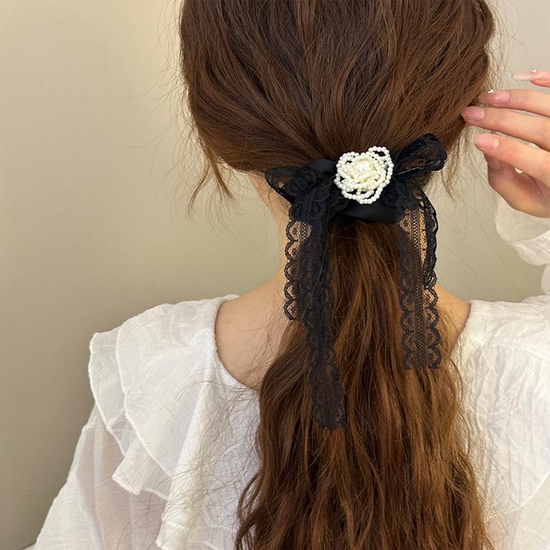 The Xiangxiang-style Pearl Flower Lace Ribbon Hair Tie with A Low Ponytail Exudes A Light Luxury and High-end Charm