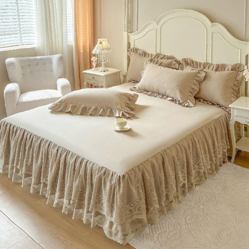 

Набор из 3 элегантных кружевных юбок для кровати включает 1 шт. юбки для кровати и 2 шт. наволочек. Подходит для современных спален, гостевых комнат и гостиничного декора. 180*200CM