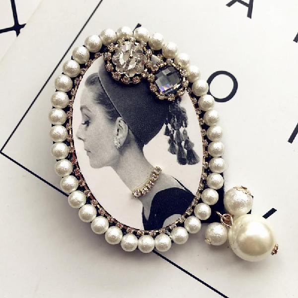 Mode Koreanischer Stil Vintage Perle Schleife Broschen Für Damen Exquisite Kristall Quaste Anstecknadeln Reversnadeln Elegantes Retro Schmuck Geschenk gray
