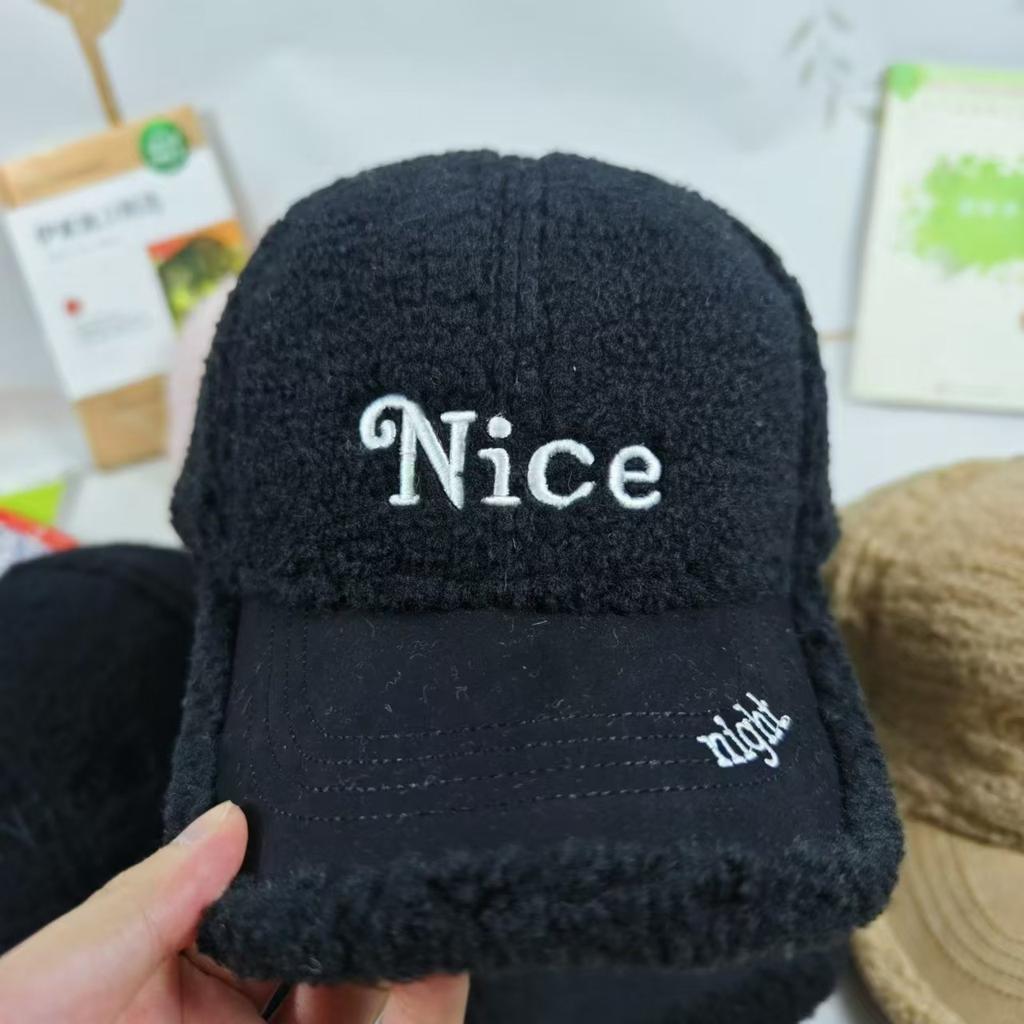 Casquette de baseball version coréenne automne et hiver, en polaire teddy, broderie de lettres, casquette à visière canard, tendance et décontractée, petite casquette de baseball pour femmes qui révèle le visage